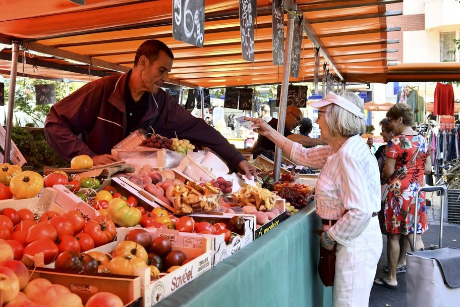 Une senior qui fait ses courses en toute autonomie