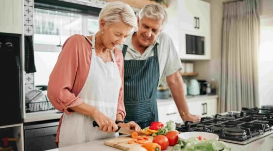 Deux seniors qui cuisinent