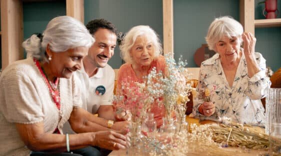 Des seniors font un atelier de fleurs séchées